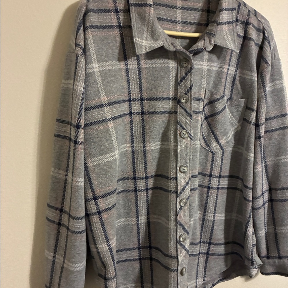 Maurices brand Women’s Gray and Pink lightweight flannel Shirt. Size xl